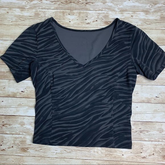 Lululemon Nulu Cropped Slim Yoga Short Sleeve Black grey animal print EUC 2 - Picture 4 of 9